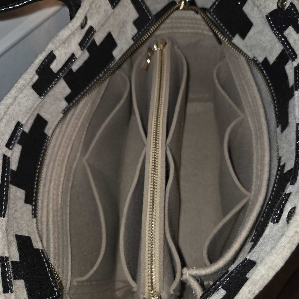 Kate Spade Limited Addition Black and Cream Tote with Storybook Pouch NWOT - Picture 11 of 11